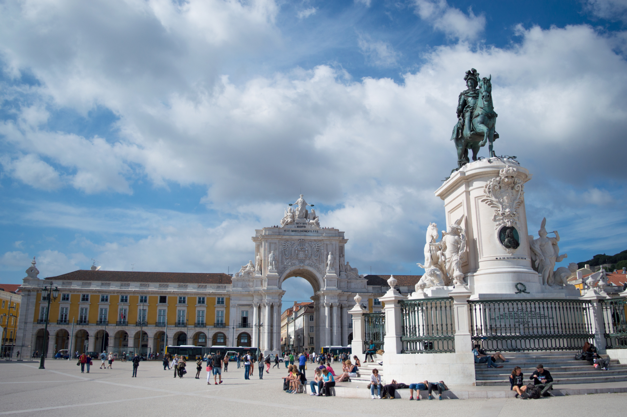 Conheça os monumentos que vão estar iluminados no Dia Mundial do Cancro