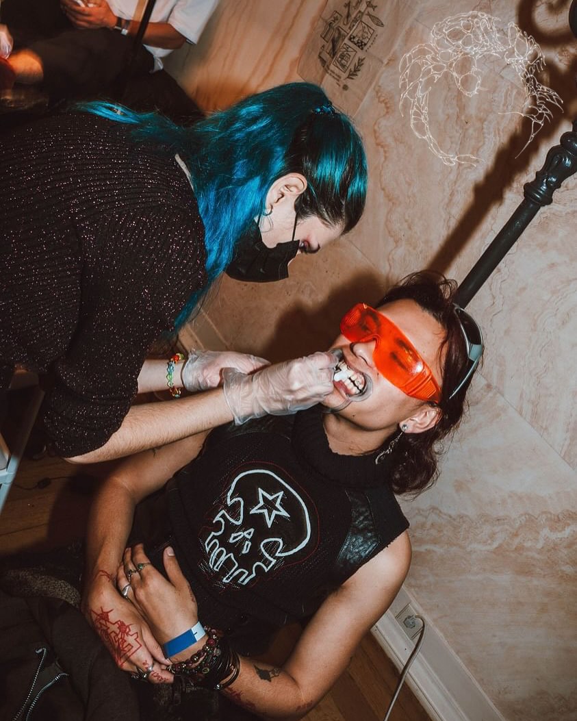 Chame as amigas. Neste evento à borla vão poder fazer piercings, tattoos, meter tooth gems e muito mais