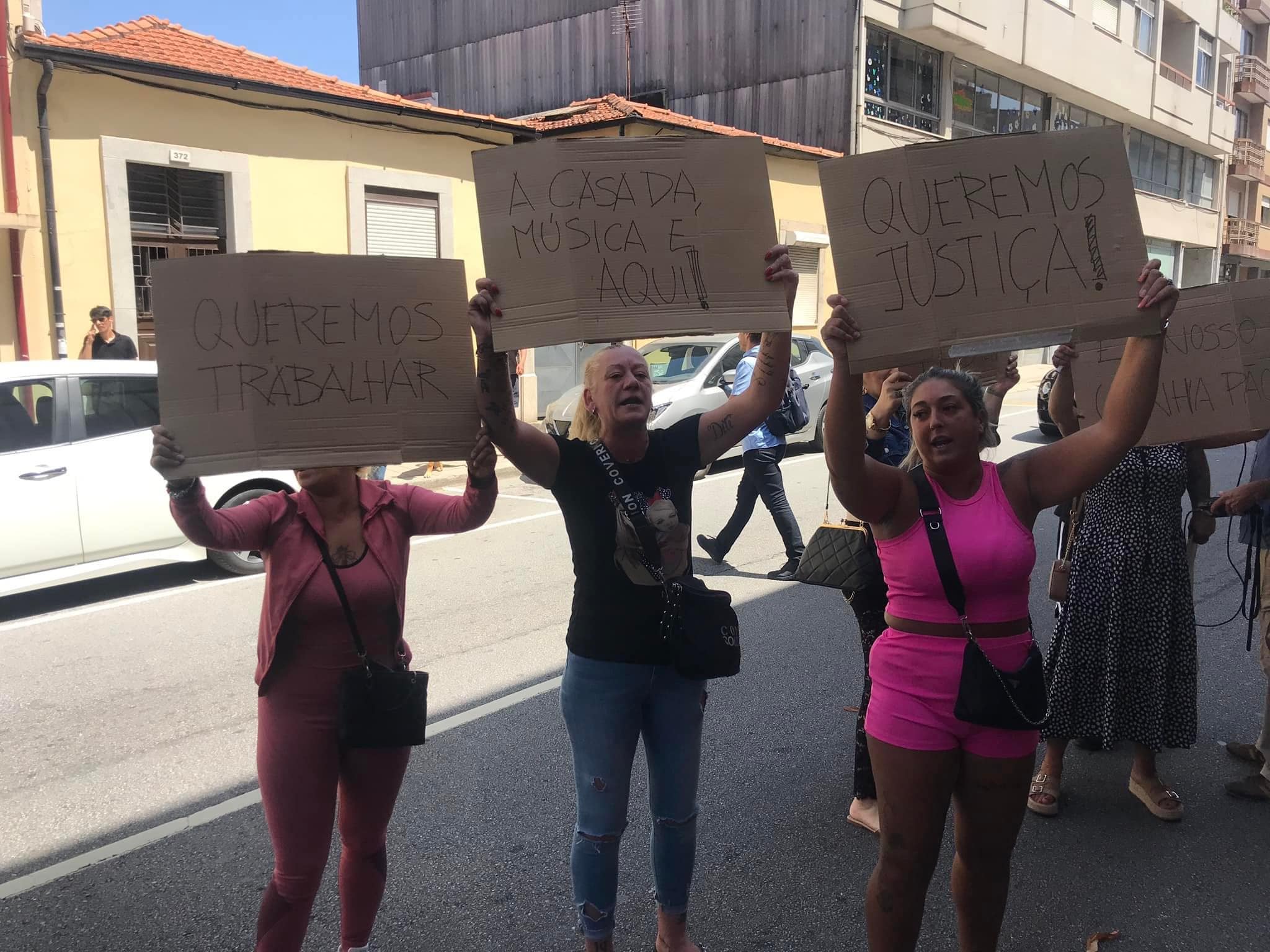 Stop. O que se está a passar no centro comercial do Porto, que deixou músicos e lojistas sem local para trabalhar?