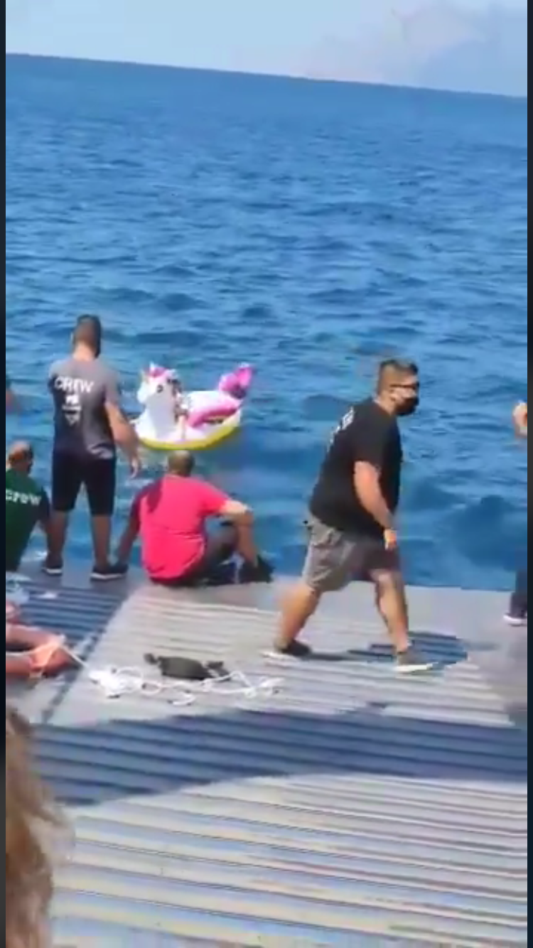 Criança em bóia de unicórnio é levada por corrente e acaba por ser resgatada por ferry. Veja o vídeo