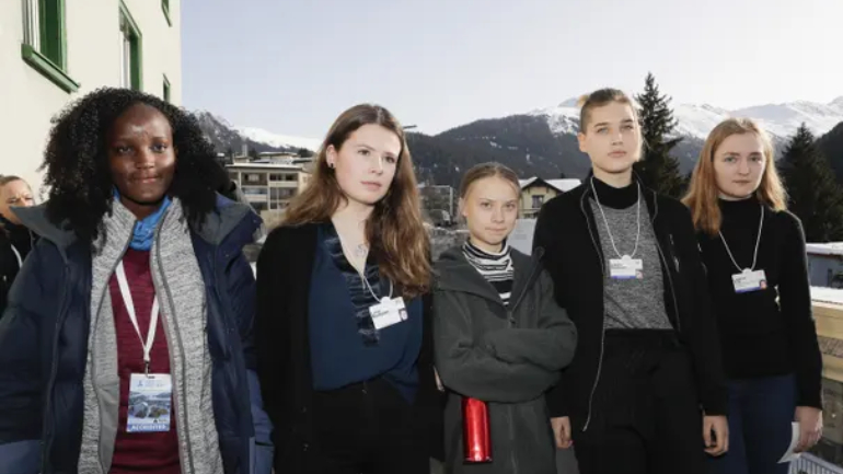 Ativista ugandesa cortada de fotografia divulgada pela Associated Press