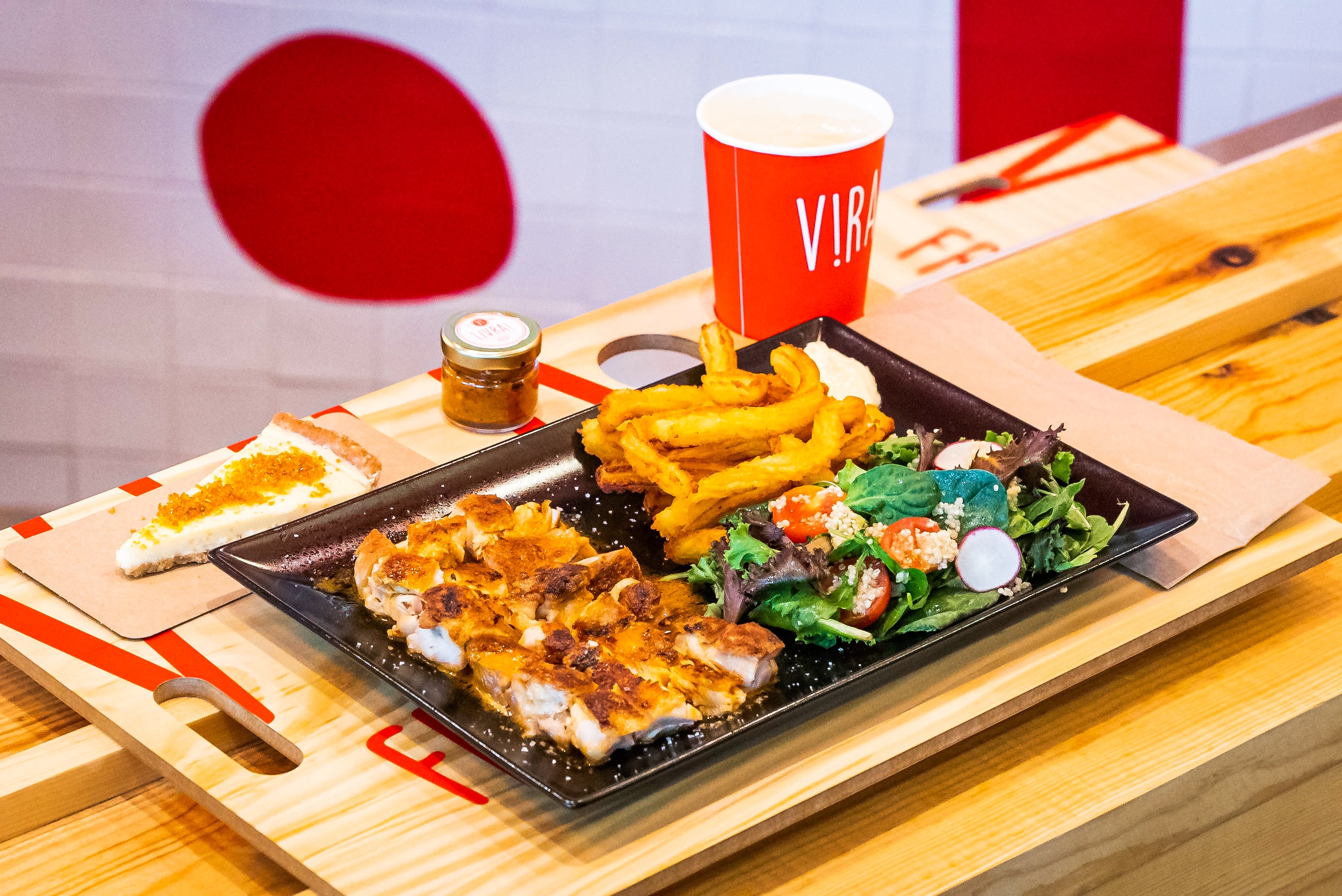 Frango assado marinado, desossado e grelhado. Já pode comer as delícias do Vira Frangos no CascaiShopping