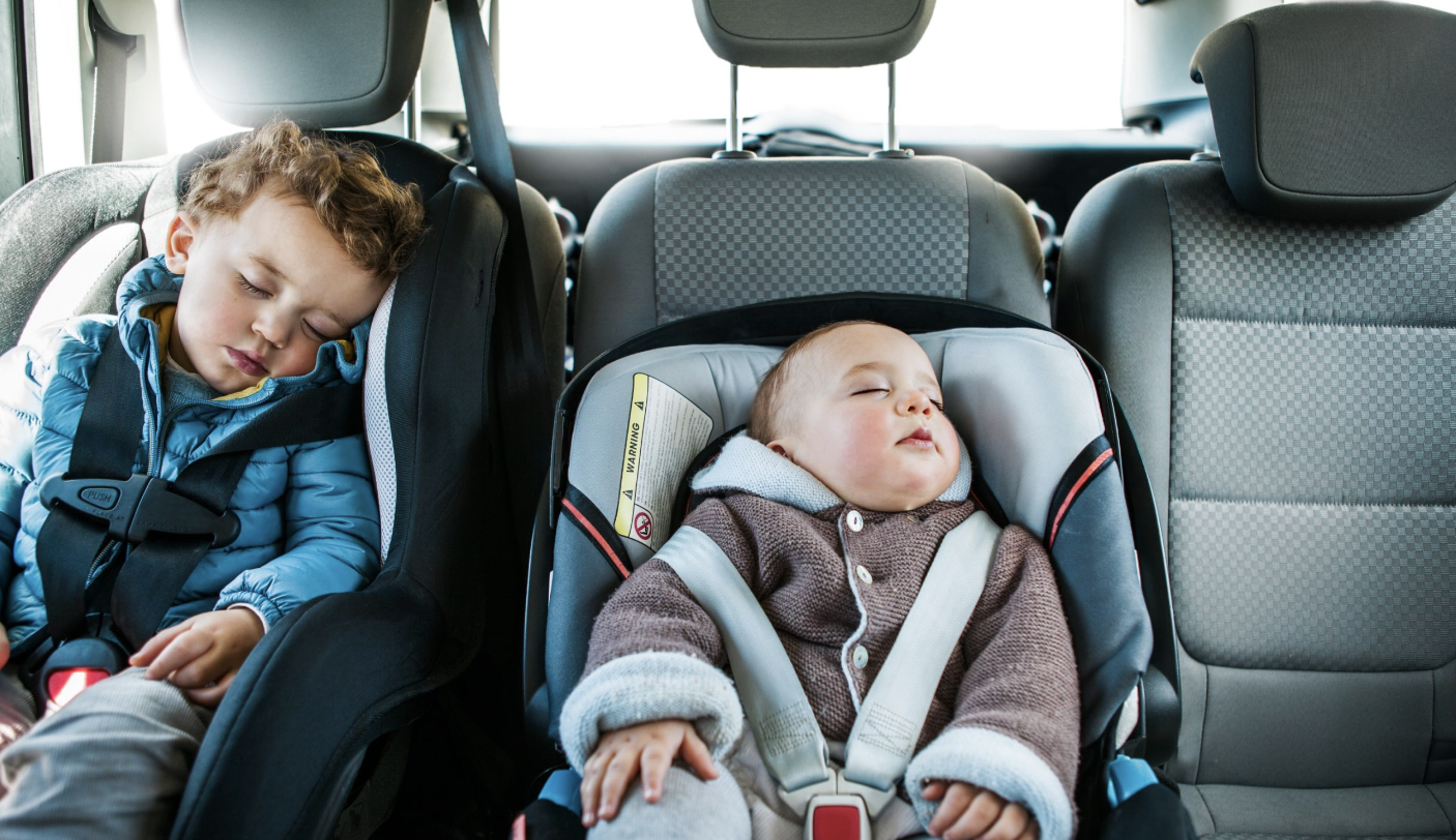 Bebé de 1 ano e criança de 3 morrem após terem sido deixadas pelos pais dentro dos carros, ao sol