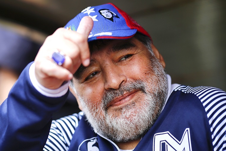 Filha de Maradona recorreu a um médium e garante que conseguiu contactar com o pai