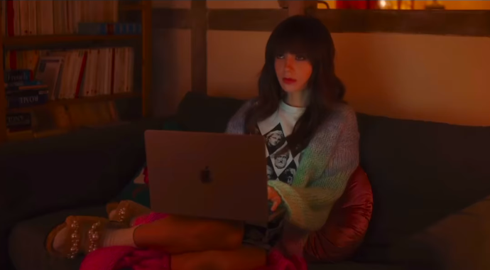 Lily Collins usou umas sandálias desta marca portuguesa em “Emily in Paris”. 13 peças que adorámos