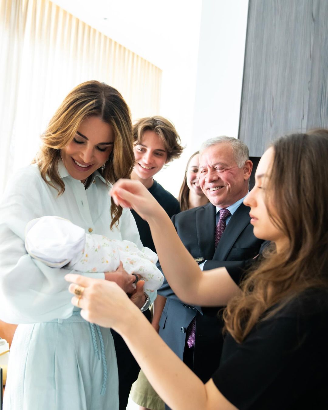 Rania da Jordânia já é avó. Veja as fotos adoráveis da família real com o bebé