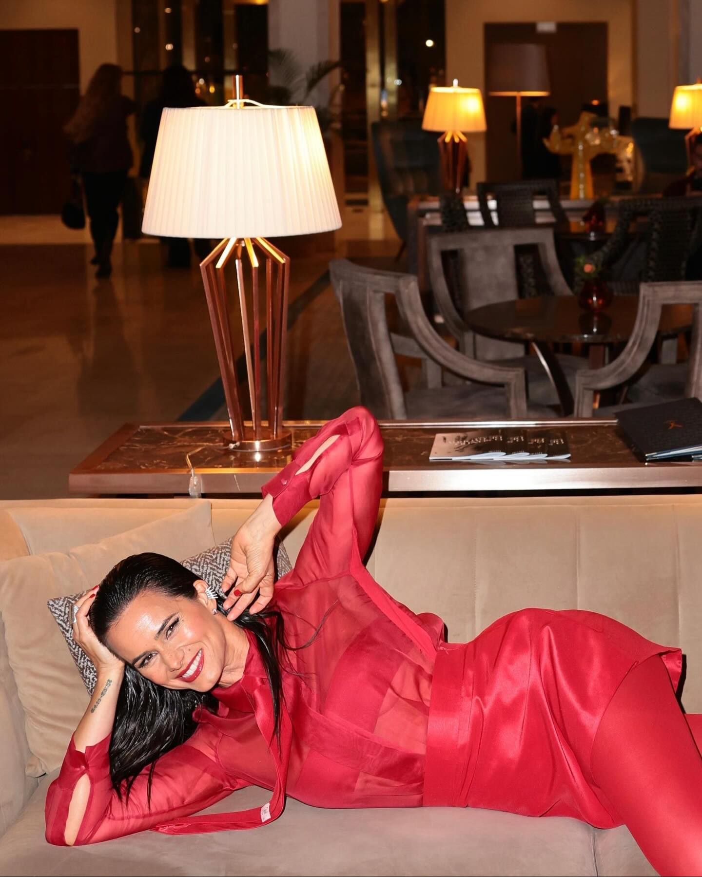 Falámos com Cláudia Vieira para descobrir como cuida da pele aos 47 anos