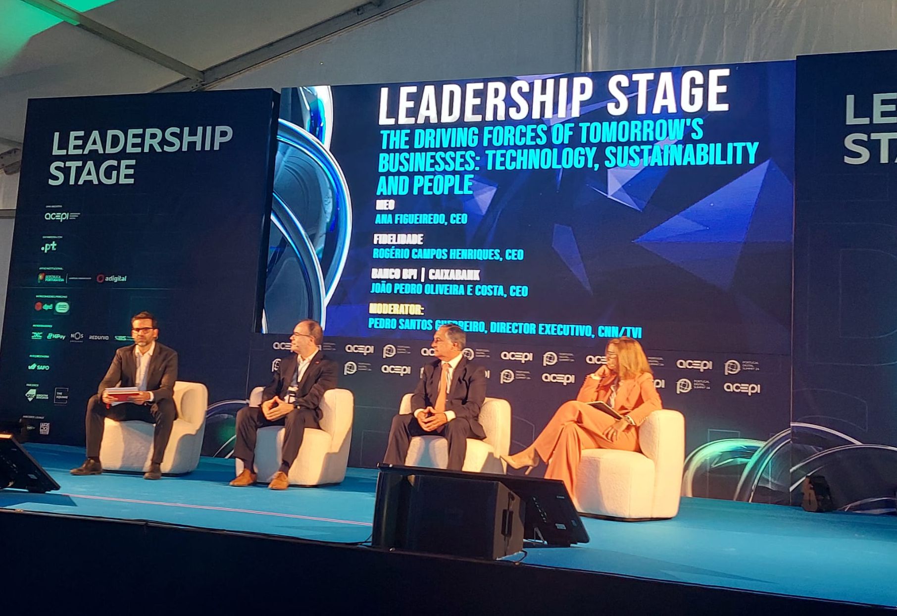 Esta ugly sweater com o selo de Madalena Abecasis é ideal para a véspera de Natal. Saiba de onde é