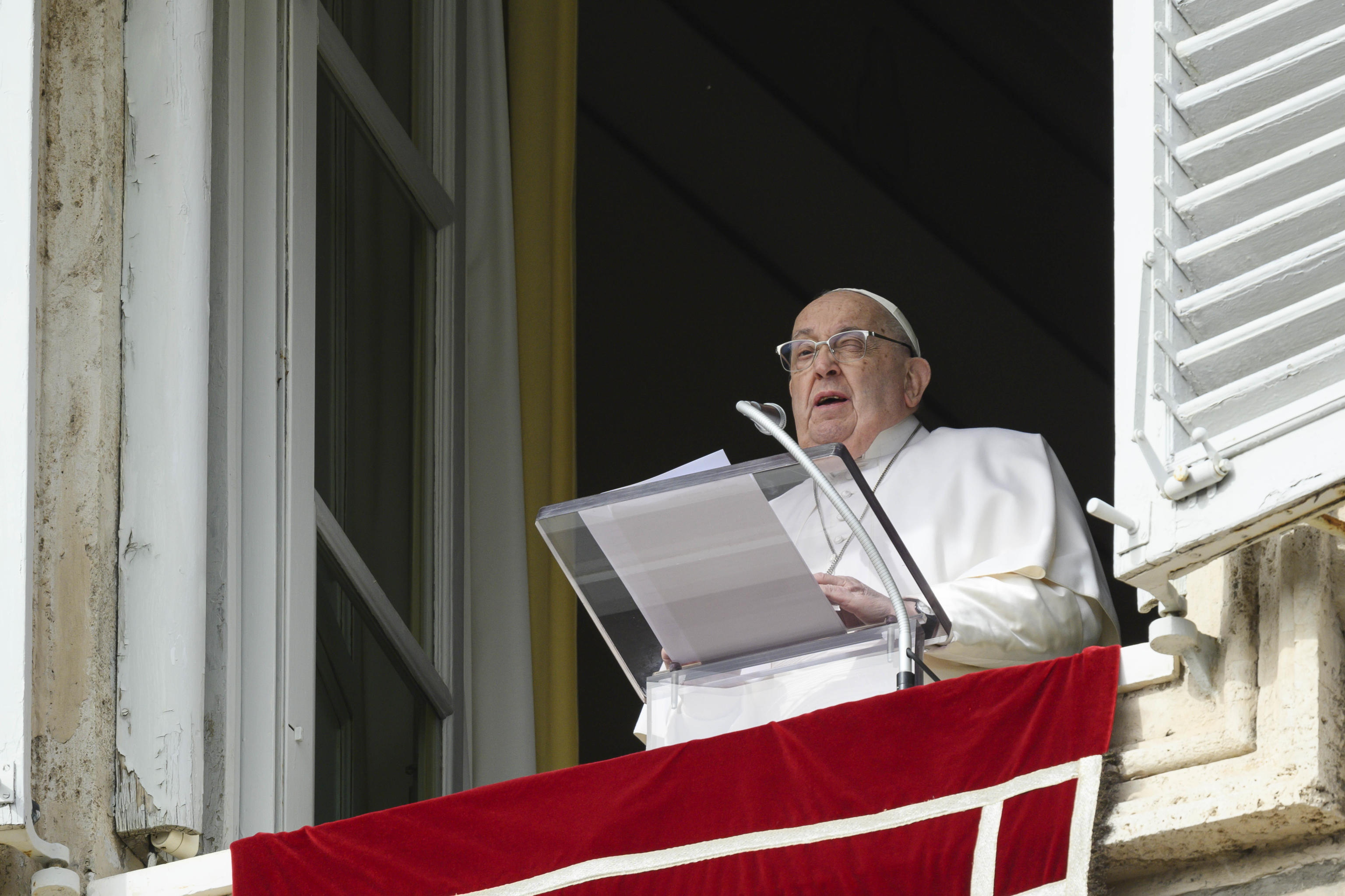 Hospitalização do Papa atiça boatos de uma eventual renúncia