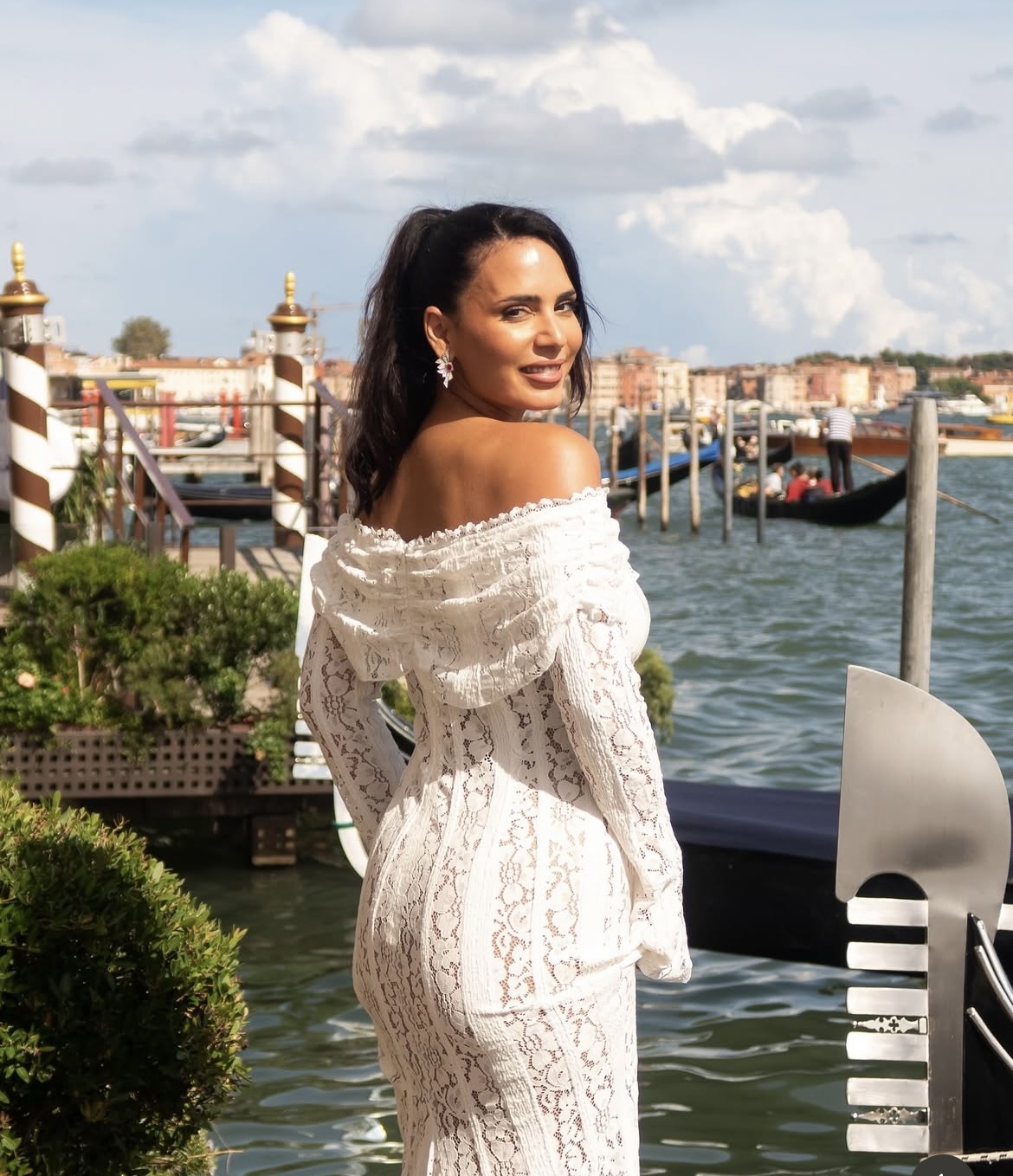 De branco e numa silhueta perfeita, Olívia Ortiz continua a deslumbrar em Veneza. Veja as fotos