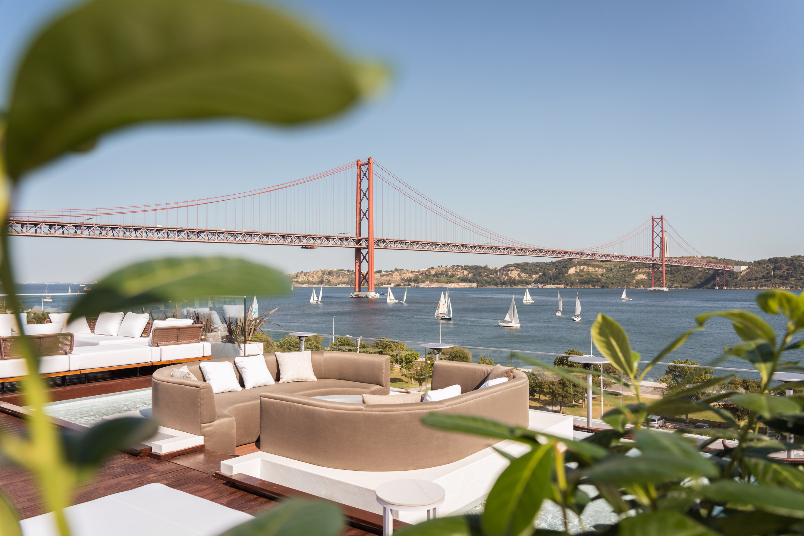 Veja o pôr do sol entre cocktails no novo rooftop instagramável de Lisboa, mesmo em cima do rio