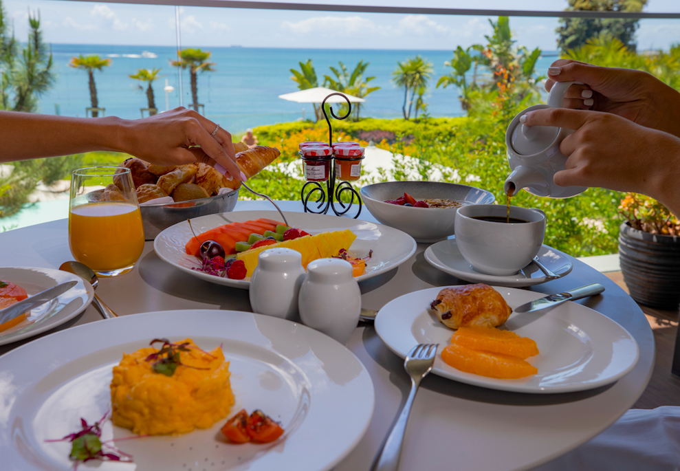 As mães merecem tudo. Por isso, leve a sua a um brunch com vista para o mar (e miminhos extra)