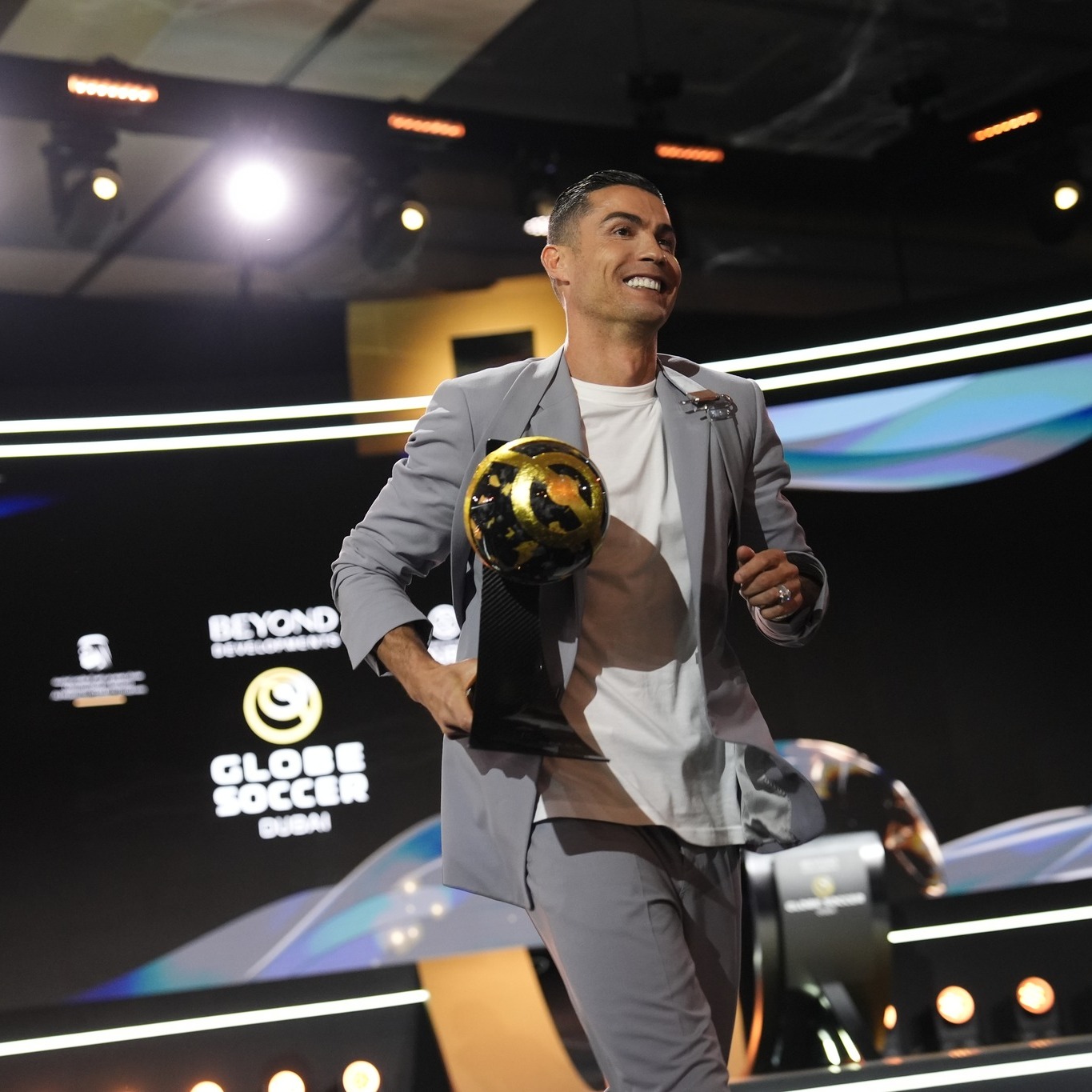 Cristiano Ronaldo arrasou com fato original em cerimónia de prémios. Saiba de onde é