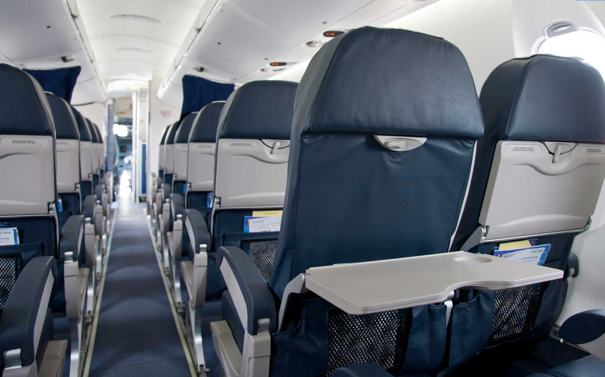 Costuma usar as bolsas detrás dos assentos dos aviões? Não faça isso