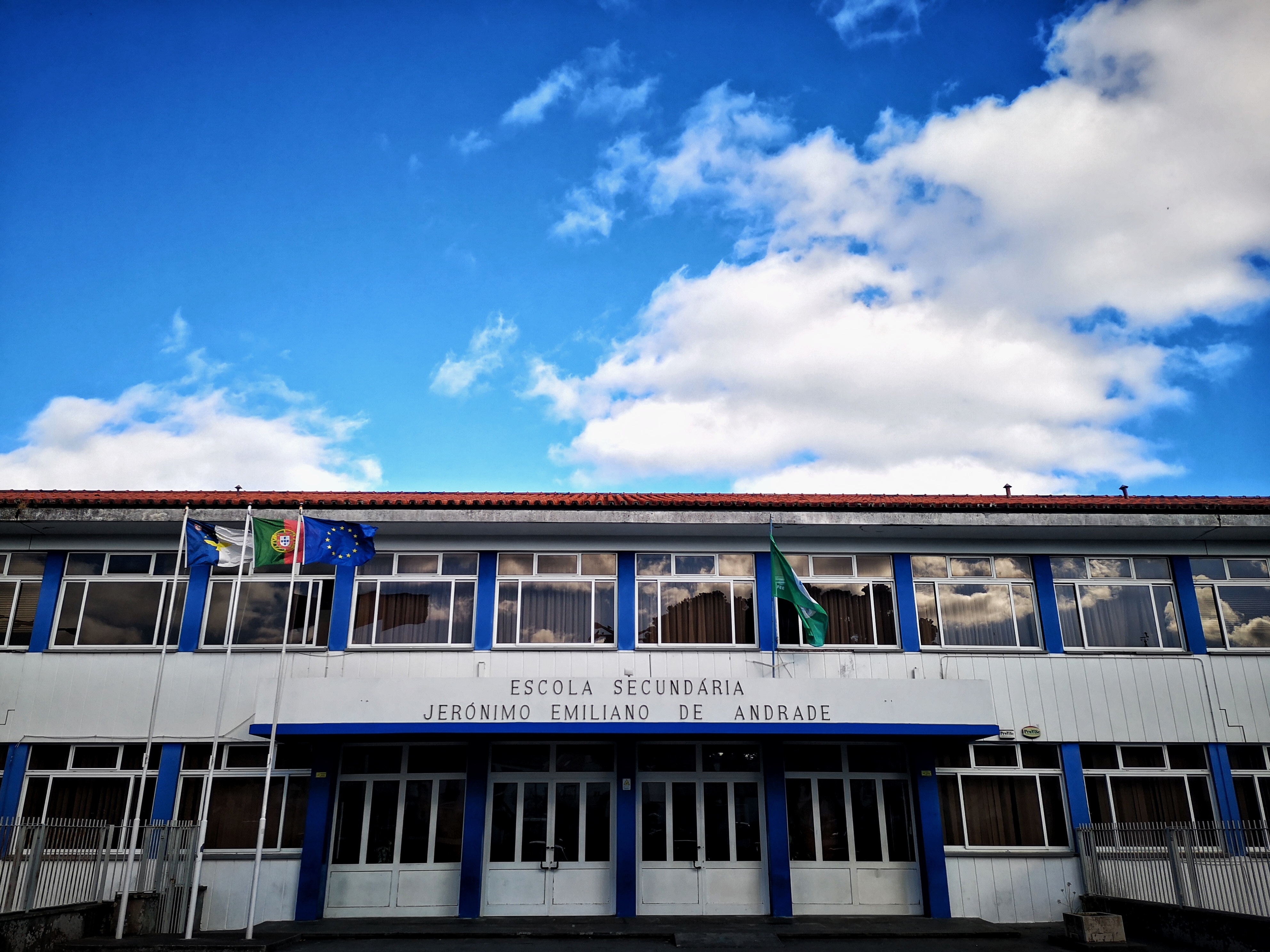 Novo ano letivo nos Açores tem reforço de cerca de 100 assistentes operacionais