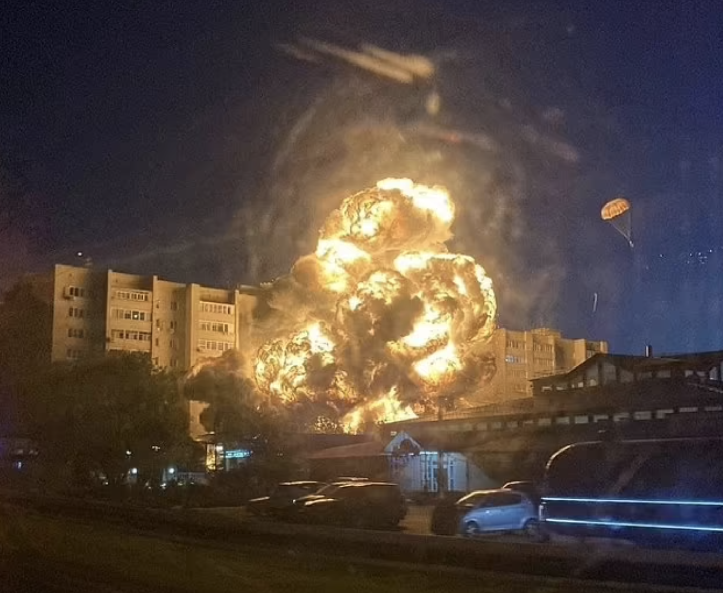 ÚLTIMA HORA. Avião choca contra prédio de habitação em cidade russa e gera explosão gigantesca