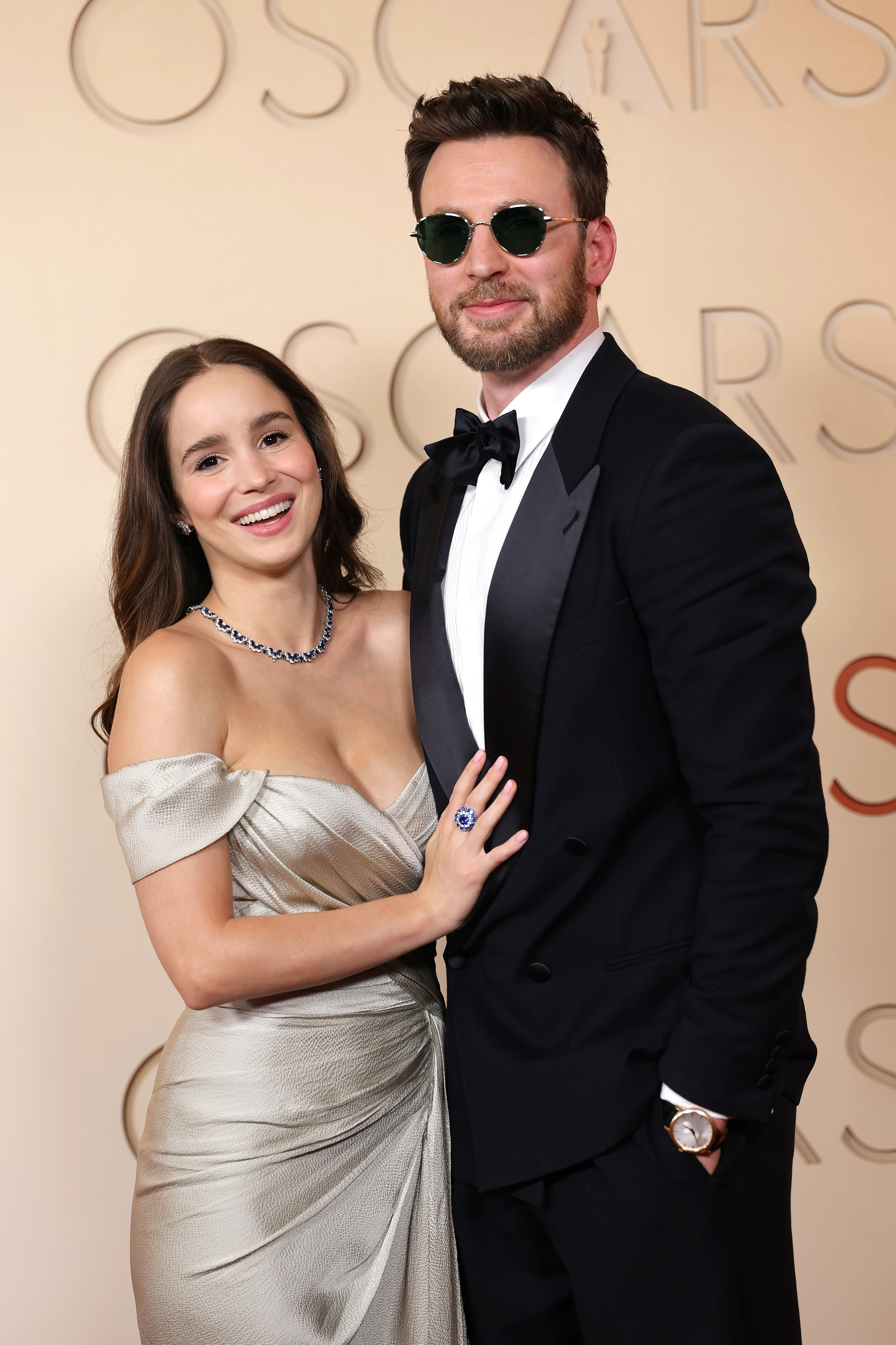 Alba Baptista desfila ao lado de Chris Evans em rara aparição pública e com joias milionárias. Veja as fotos
