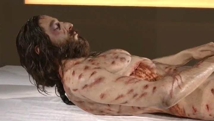 Escultura super realista de Jesus Cristo após a morte atrai milhares de pessoas. E pode vê-la aqui perto
