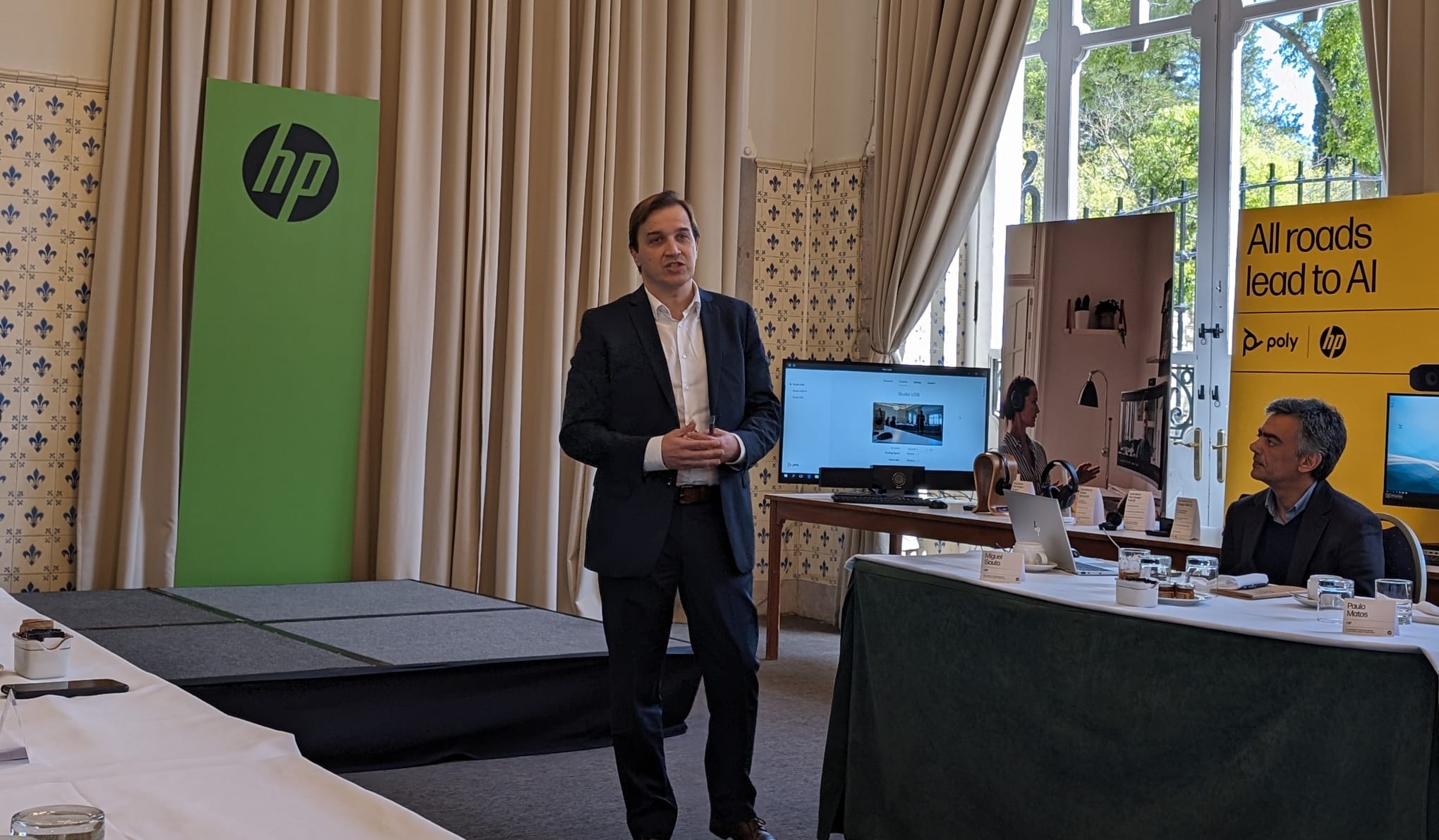 HP aprofunda integração de IA nos PCs e Workstations mas também nos monitores e soluções Poly