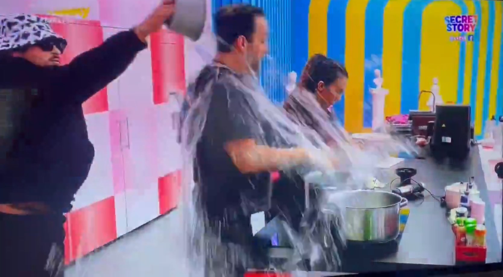 Miguel Vicente passa-se com Tiago Rufino e despeja-lhe água em cima. “Pensas que brincas comigo”