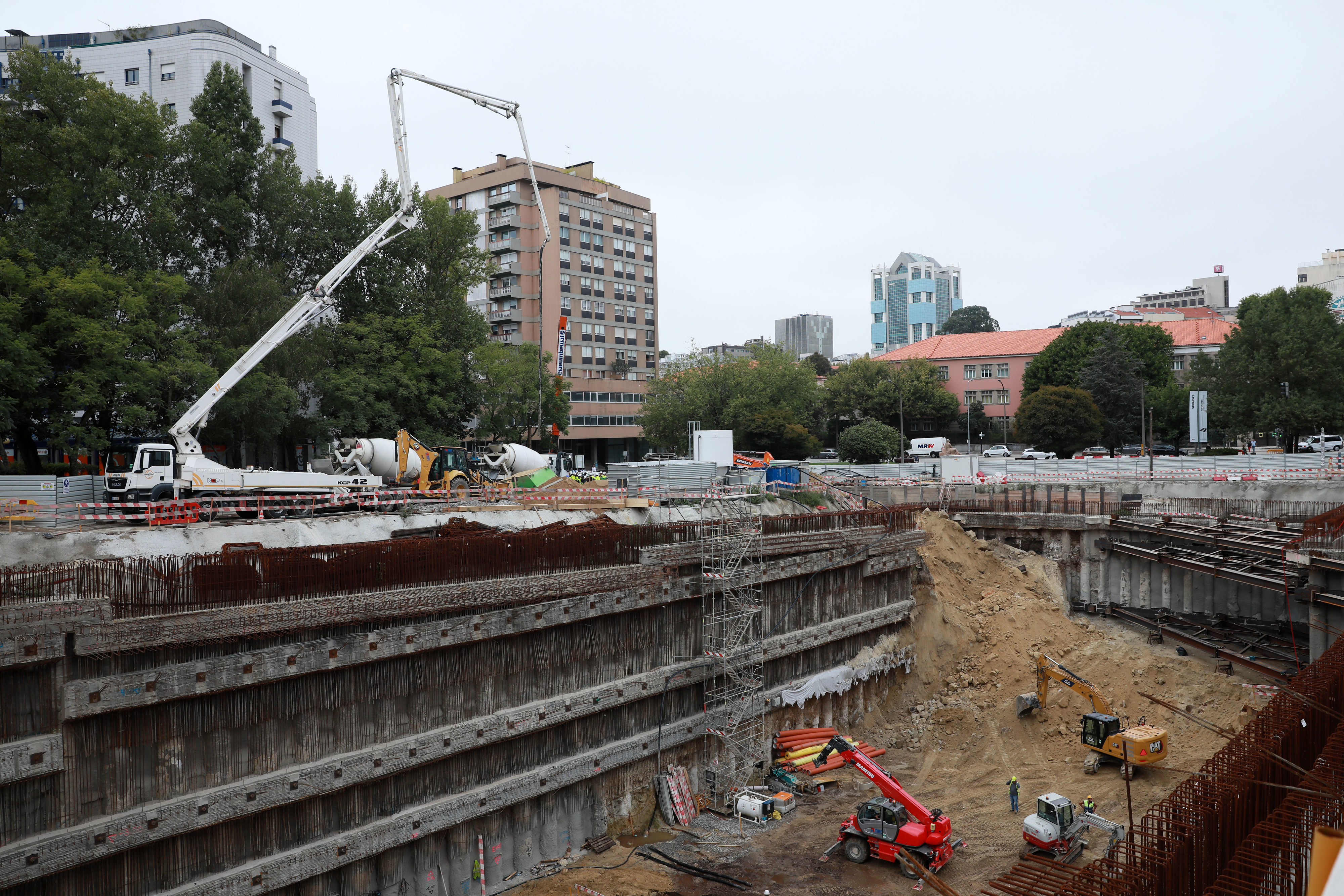 Largo de Ferreira Lapa encerrado na quarta-feira devido às obras no Metro do Porto