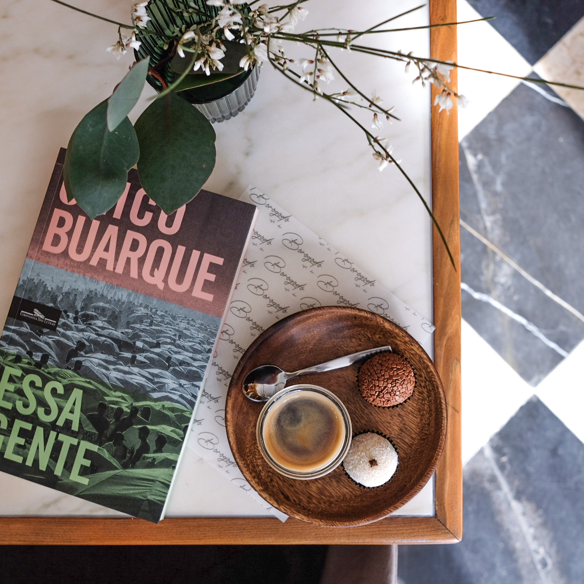 O novo espaço da Casa Pau-Brasil junta comida, bebida e livros — com muito borogodó