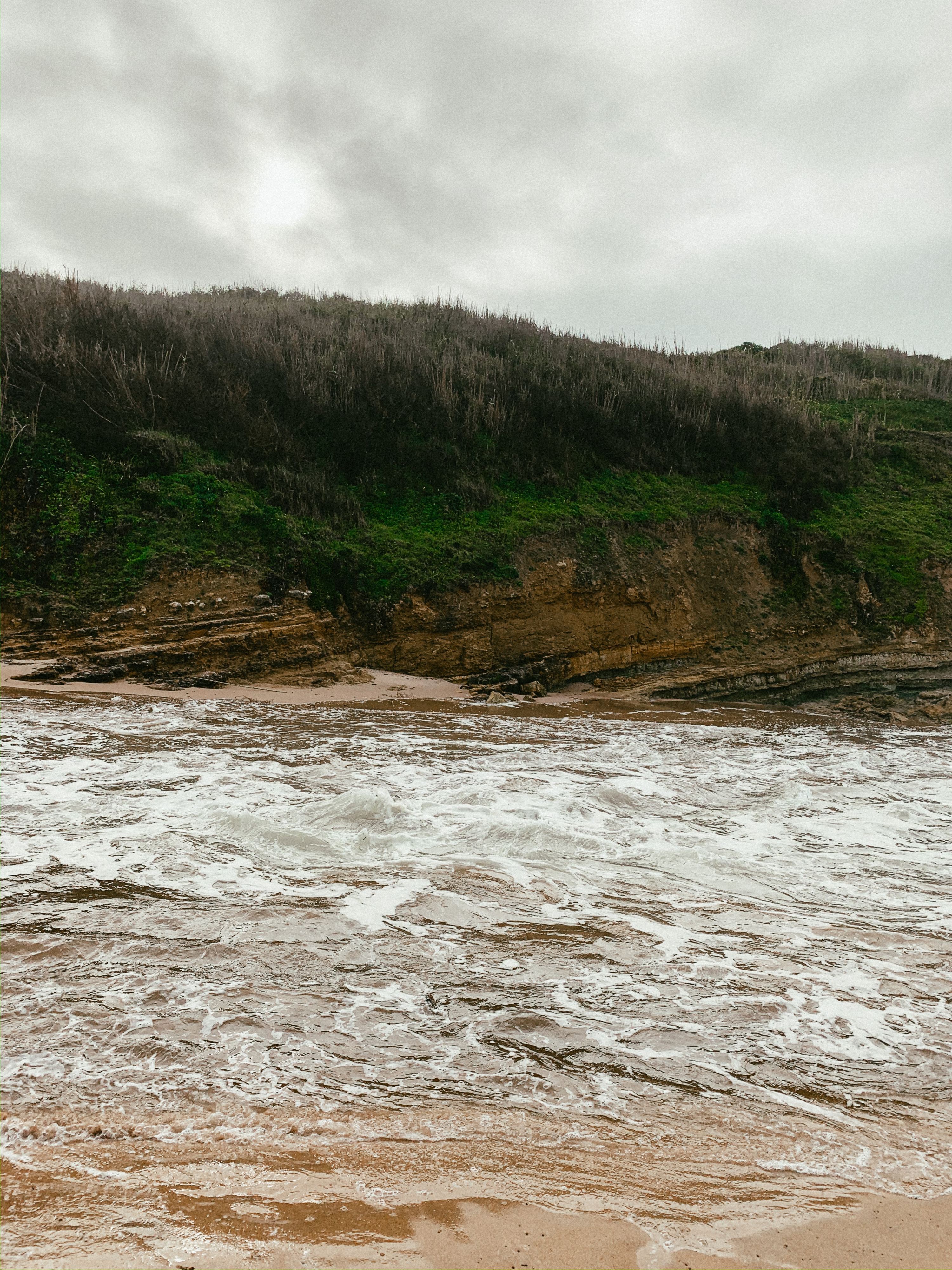 Cadáver de mulher encontrado na praia das Maçãs com objeto amarrado a uma das mãos