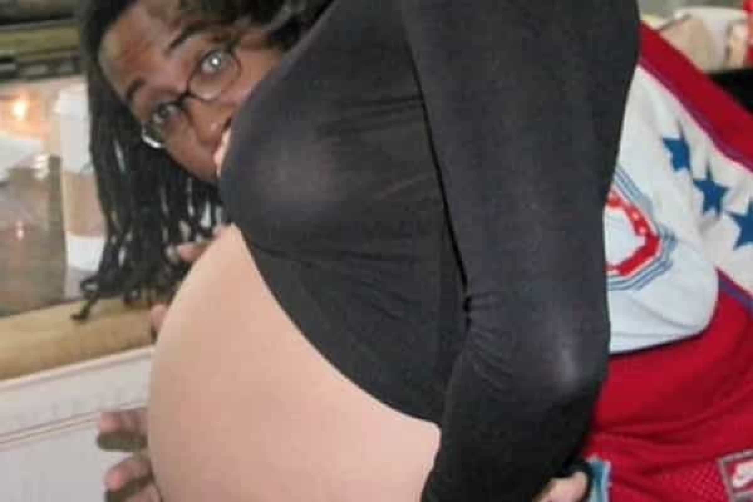 Demi Moore mostra foto de barriga de grávida antes de sofrer aborto.