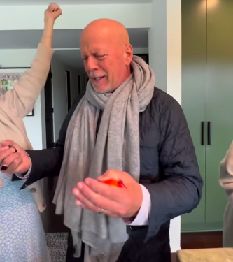 Bruce Willis celebra aniversário depois de ser diagnosticado com demência. Veja o vídeo