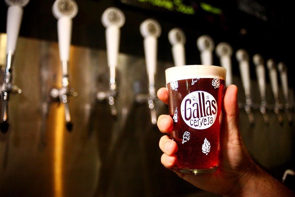 Há um bar em Lisboa que oferece um litro de cerveja a quem já foi vacinado