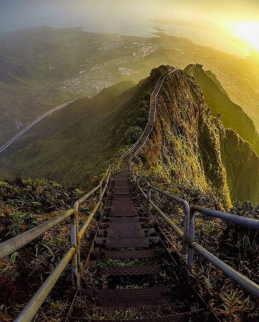 Subir Escadas Para O Céu A Subir Para O Sucesso - Fotografias de