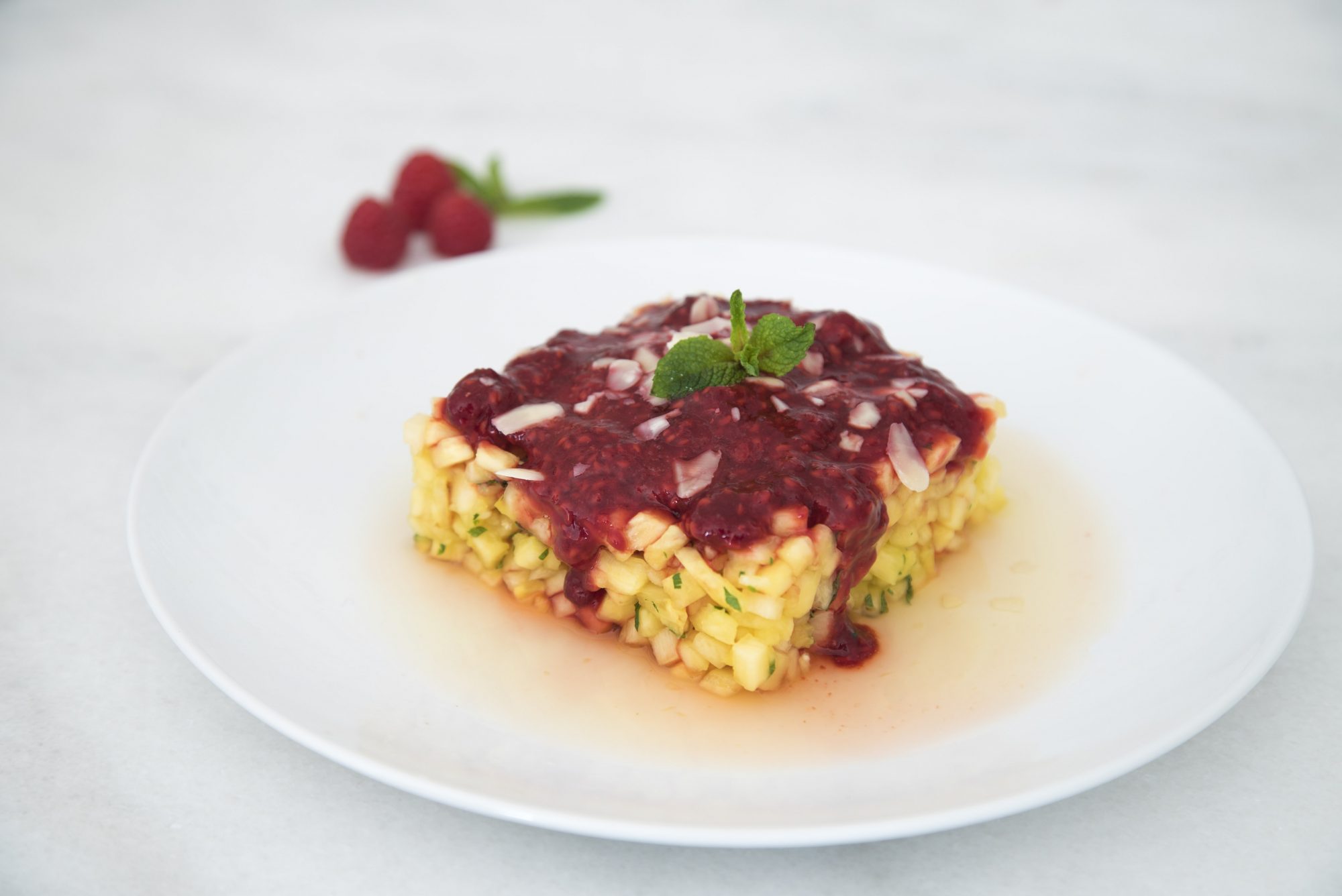 O tártaro também pode ser uma sobremesa (e este leva abacaxi e frutos vermelhos)