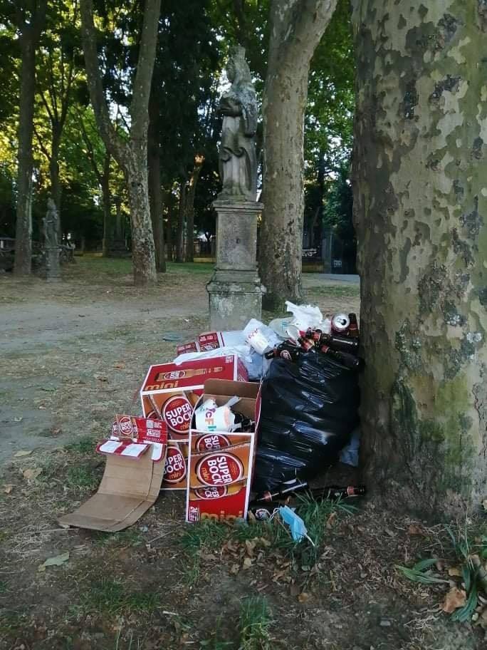 Parque em Braga ficou neste estado, e com cheiro nauseabundo depois de ajuntamento este sábado