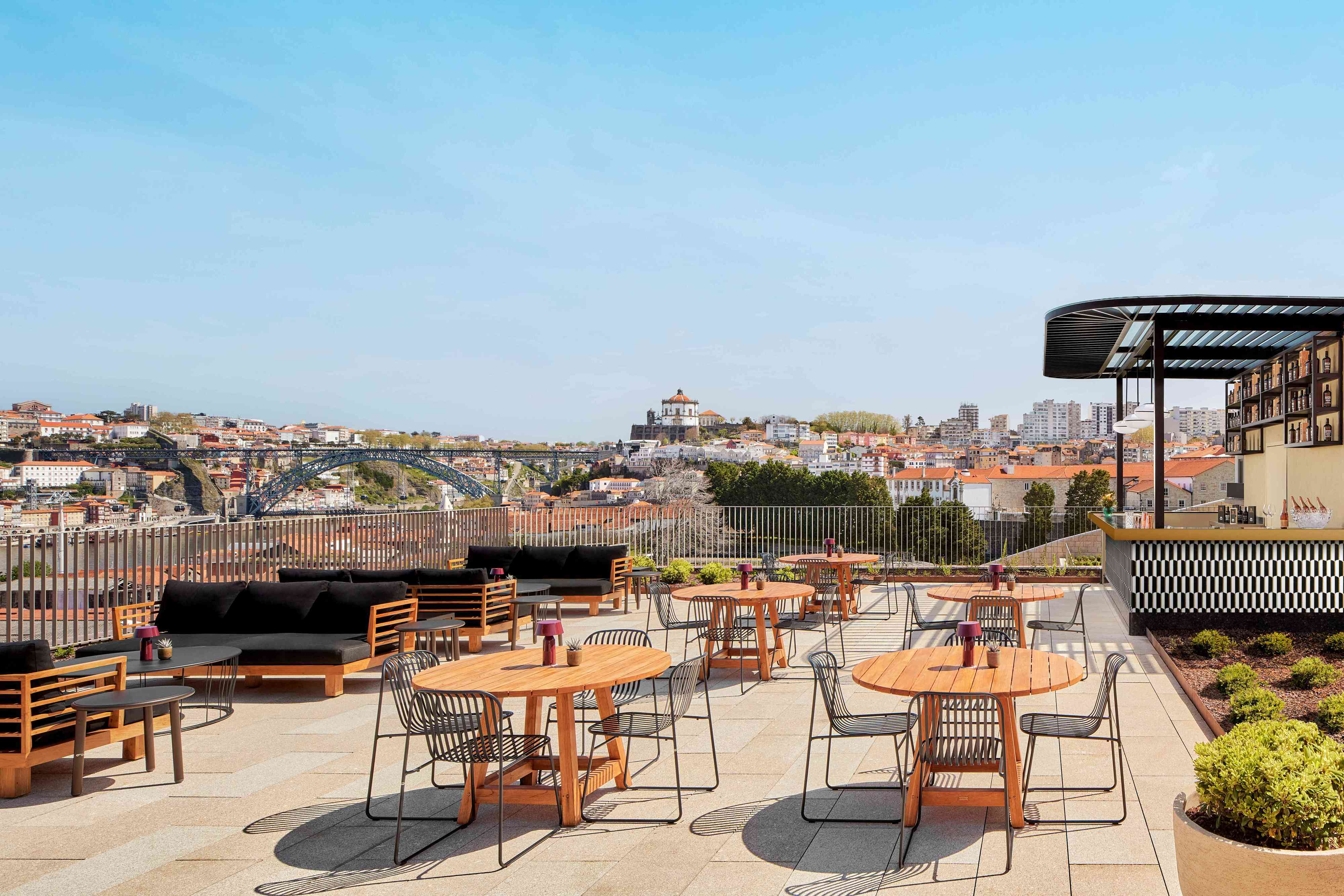 Neste rooftop no Porto, a comida e os cocktails são tão bons como a vista. Conheça o Sky Bar Kopke
