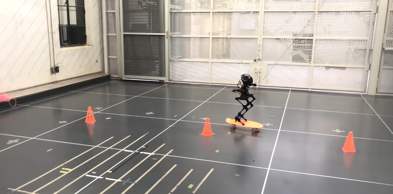 LEONARDO é um novo robot bípede que consegue saltar, voar e até andar de skate