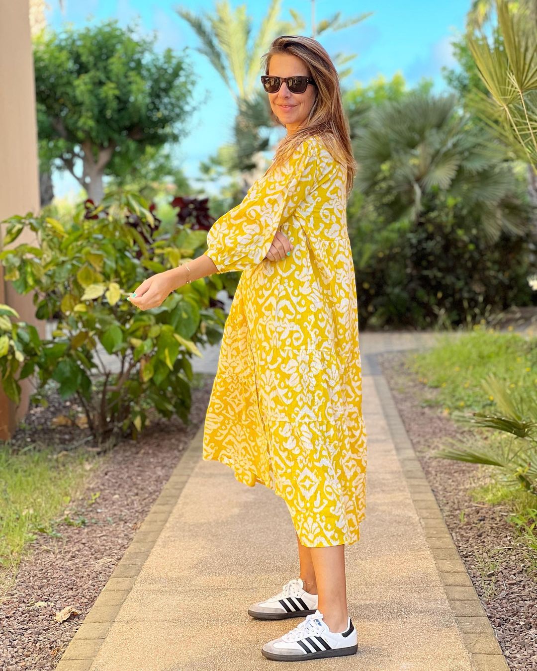 Este vestido de Ana Garcia Martins serve para a praia ou para a esplanada. E estas 11 opções em saldos também