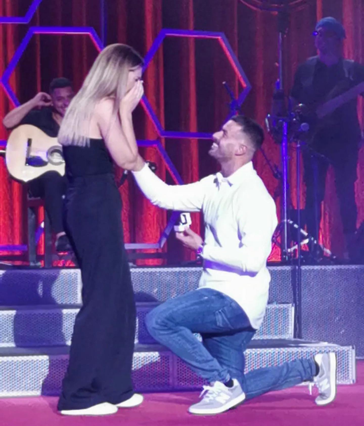 Marco Costa pede namorada em casamento em pleno concerto de Nininho. Veja o momento