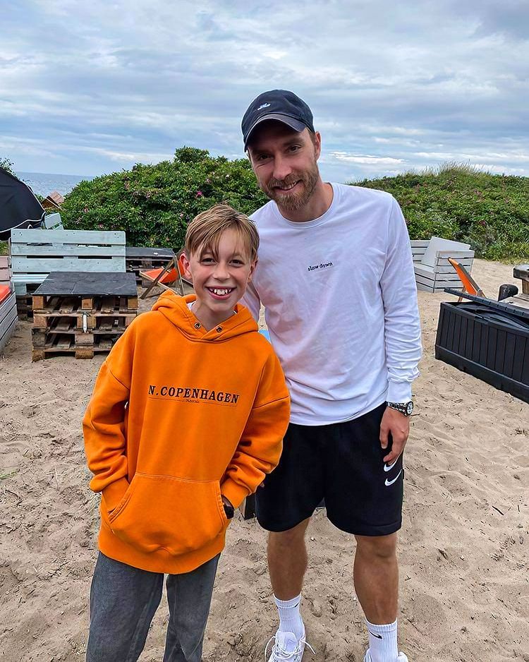 Christian Eriksen foi à praia e o momento ficou registado. A foto tornou-se viral
