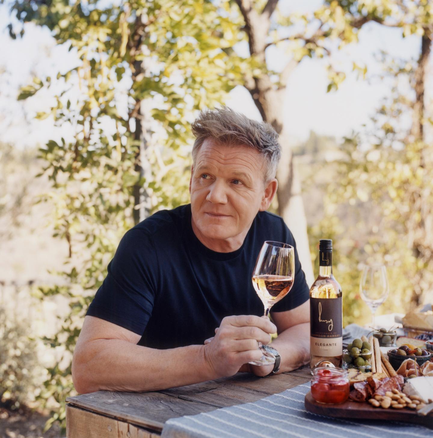 Gordon Ramsay promoveu conjunto de panelas de 860€. Fãs não perdoaram e choveram críticas
