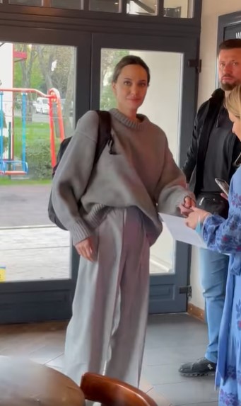 Angelina Jolie faz visita surpresa à Ucrânia. Atriz está em Lviv e até passou despercebida