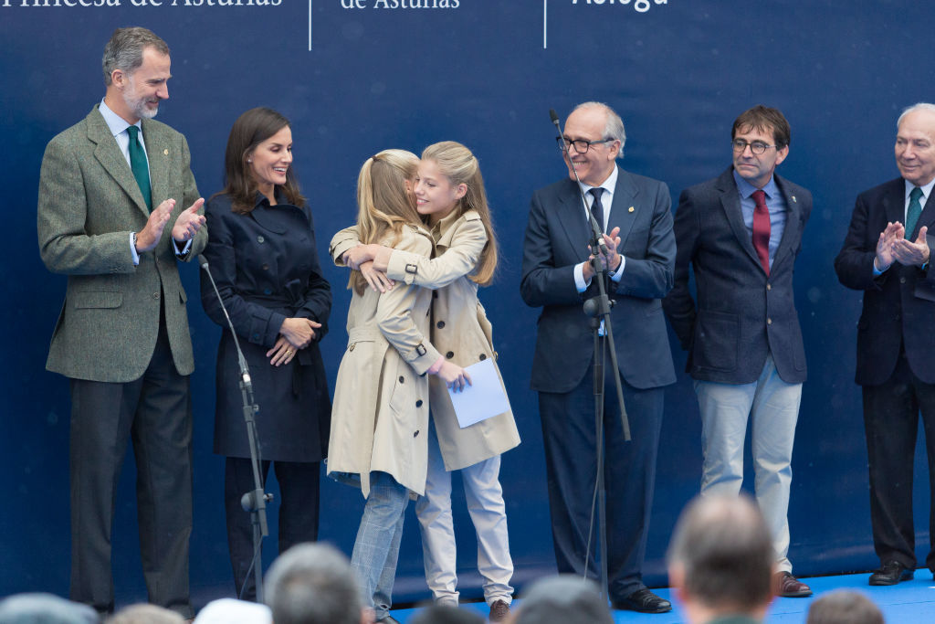 Família real espanhola. O primeiro discurso de Leonor e os abraços da princesa Sofia