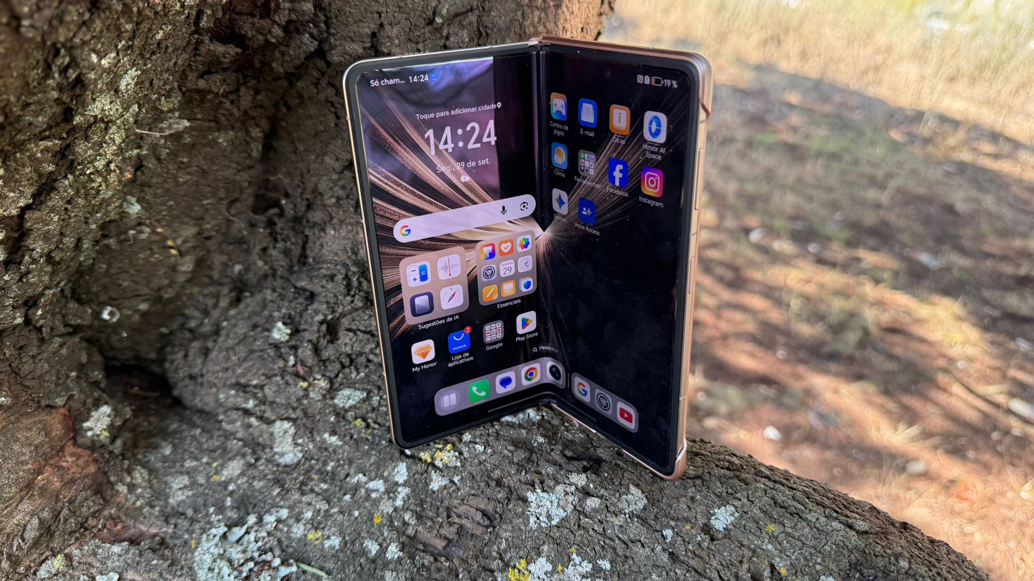 Honor Magic V5 é um dobrável ultrafino e resistente, mas também é elegante e inteligente