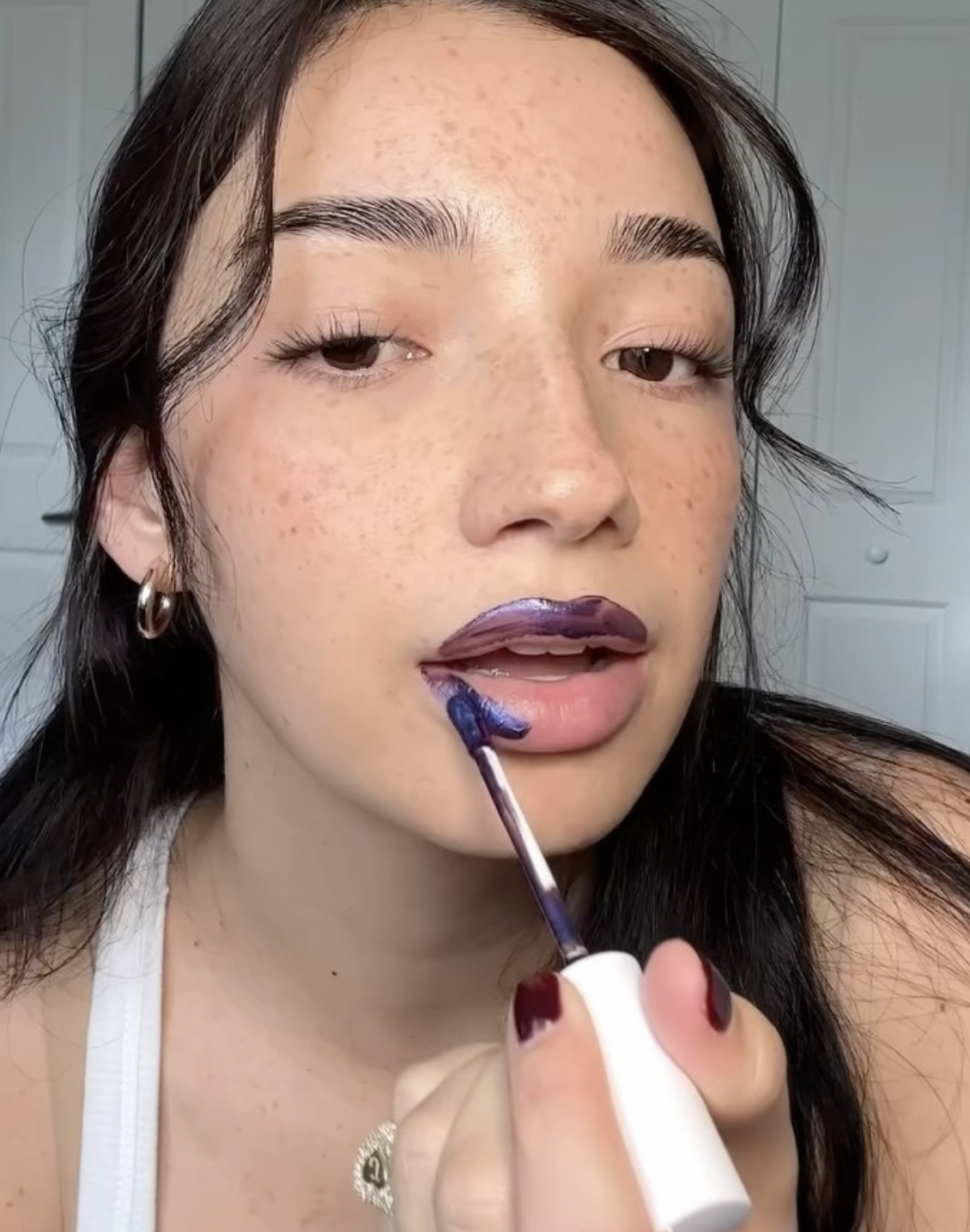 Este lip stain viral dá-lhe um tom duradouro aos lábios (mas tem de os deixar azuis primeiro). Saiba tudo