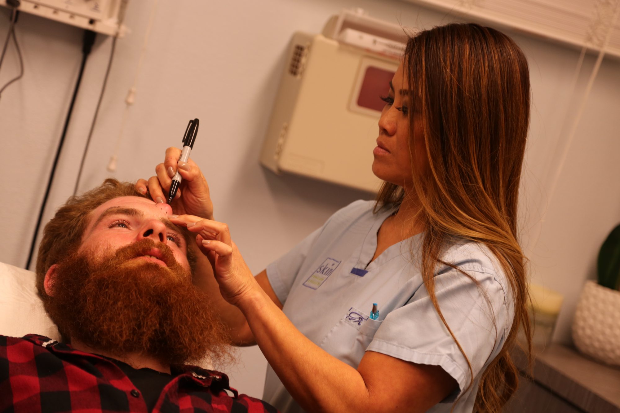A médica que faz sucesso no YouTube a espremer borbulhas vai chegar ao TLC