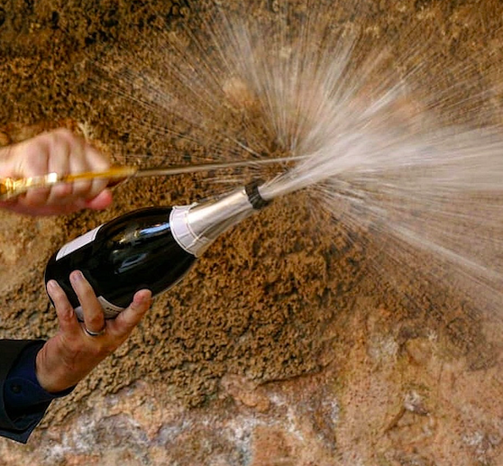 Sabrage. Neste novo bar de champanhe, abrimos uma garrafa com um sabre e provámos nuggets com caviar