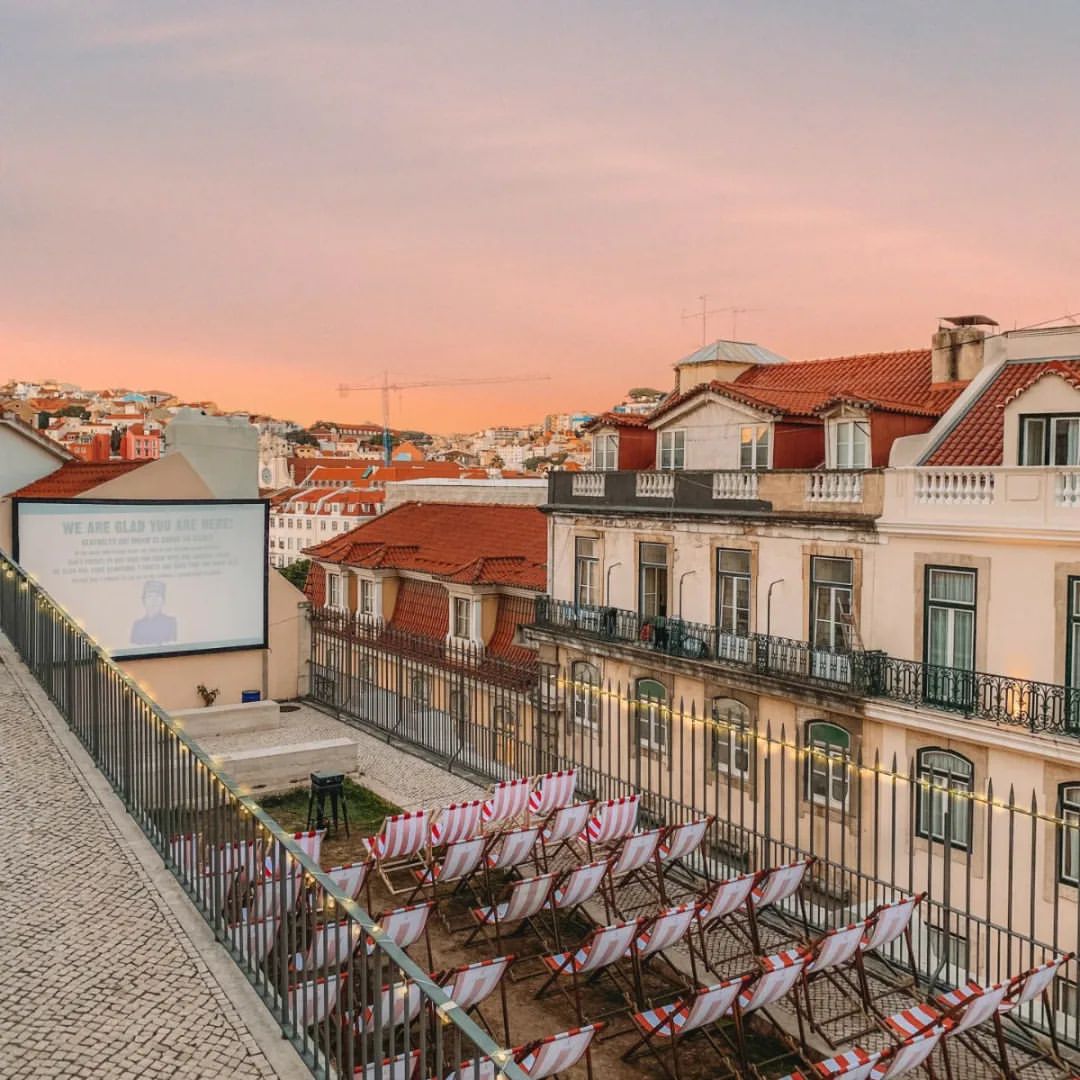 O cinema ao ar livre está de volta a Lisboa  — e traz filmes clássicos e premiados. Saiba tudo