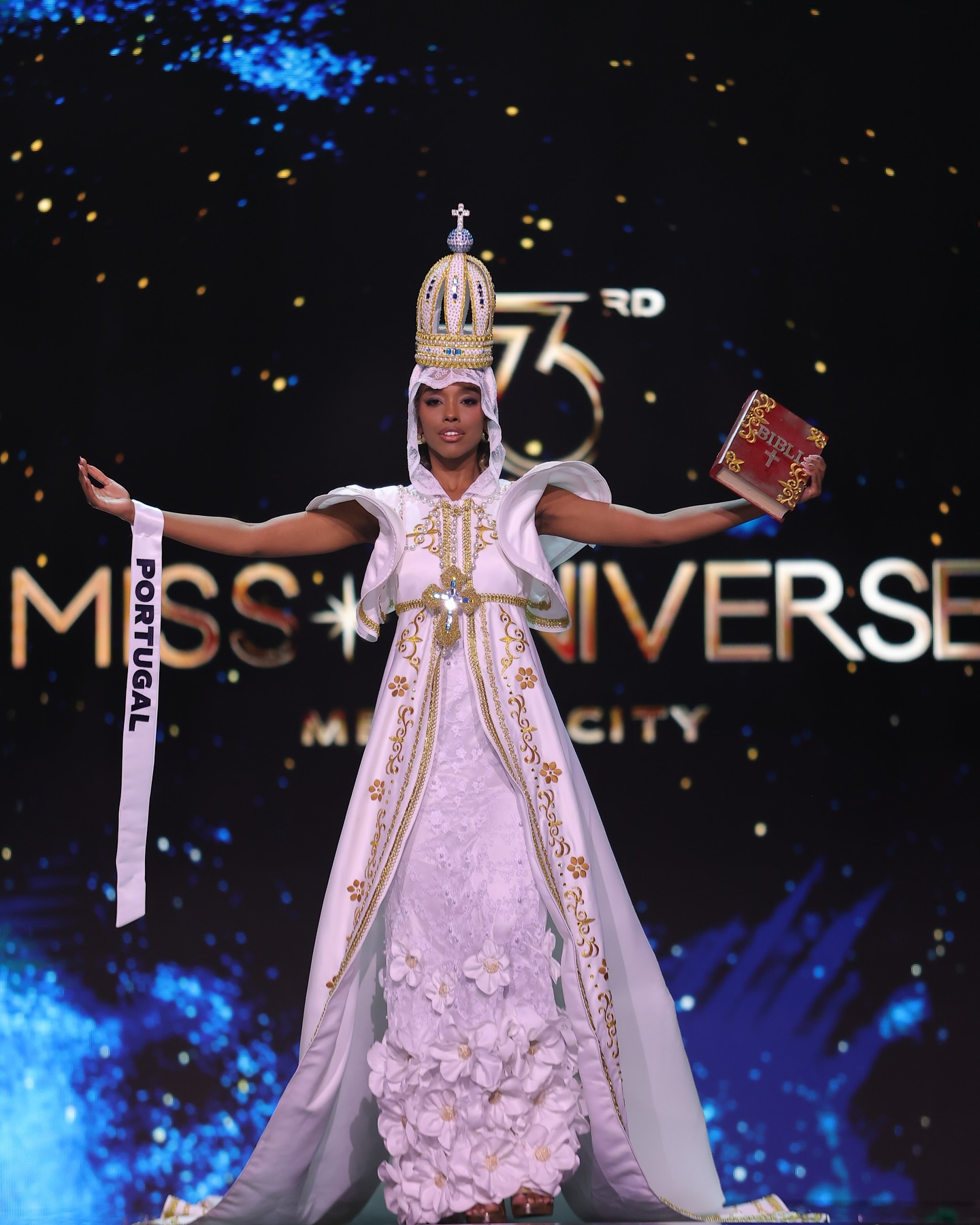 Andreia Correia veste-se de Nossa Senhora no Miss Universo e opiniões dividem-se. Veja as fotos