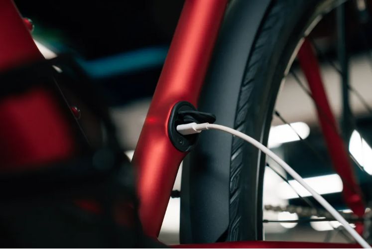 Pode usar o carregador do smartphone nesta e-Bike. Ampler Nova chega em junho à Europa