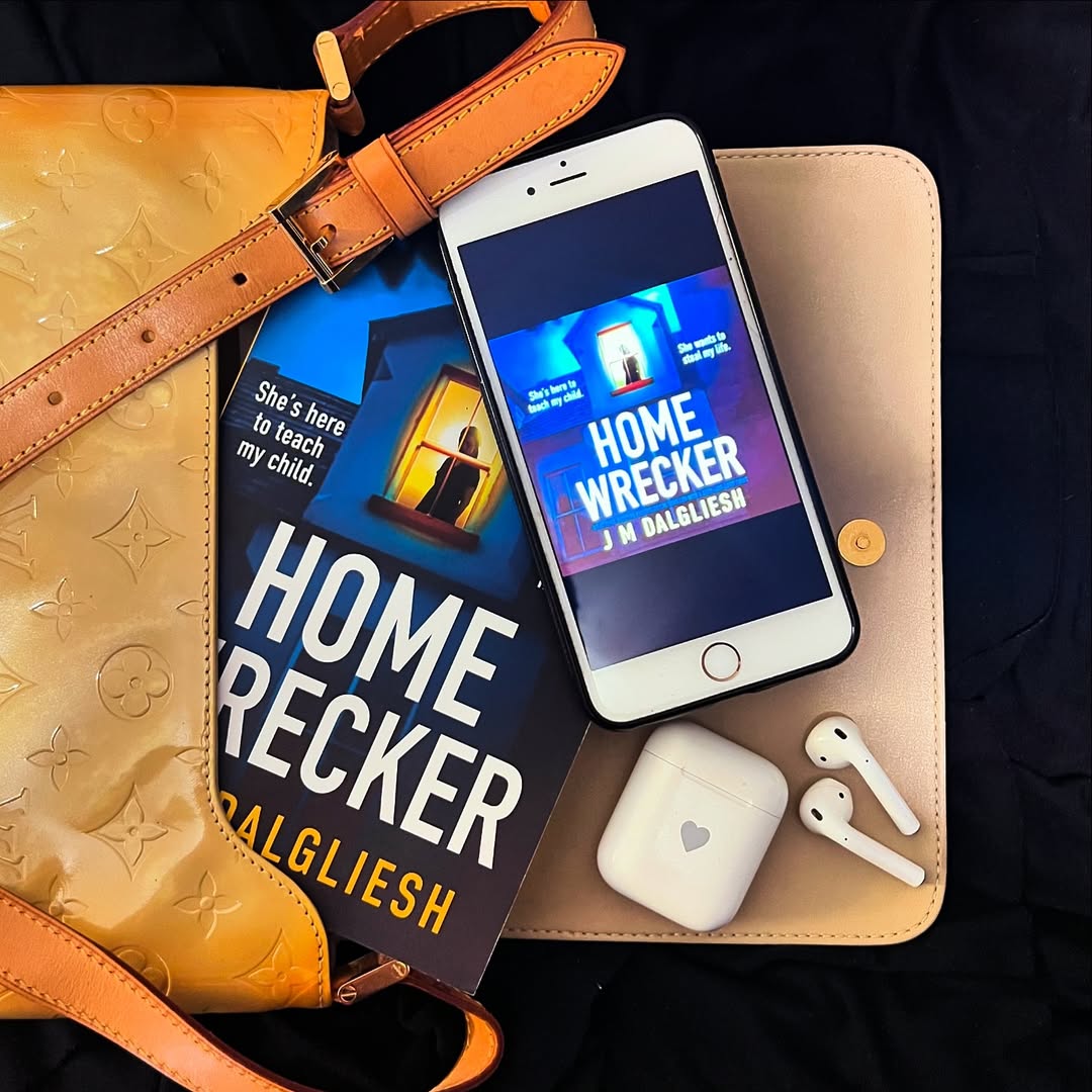 Mistério, enigmas e uma explicadora perigosa. “A Mulher Perfeita” está a chegar às livrarias