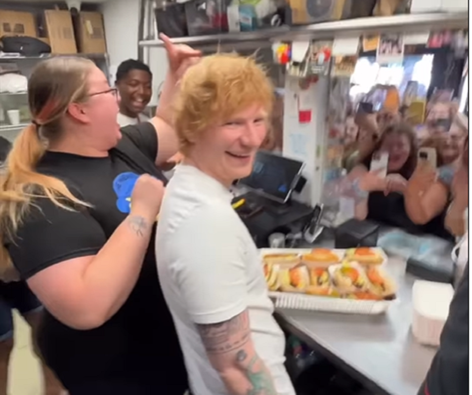 Ed Sheeran serve cachorros em restaurante conhecido por insultar clientes (VÍDEO)